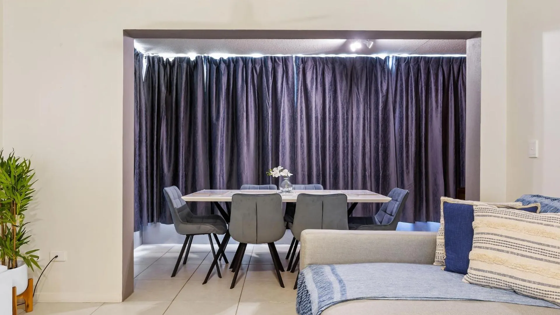 Beachfront 2-Bedroom Apartment With Secure Parking Maroochydore 0*,